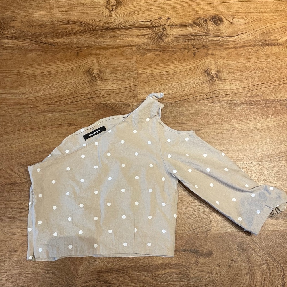 Cute 3/4 length sleeve top (one sleeve)